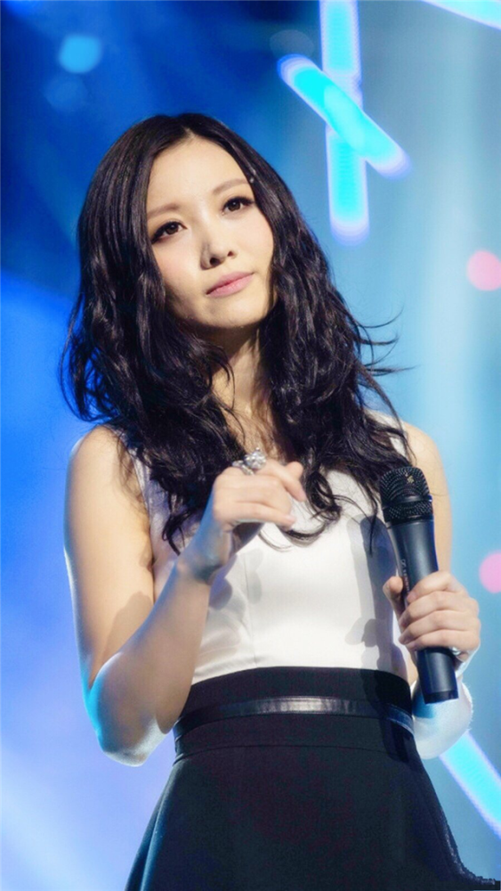 姚贝娜|姚贝娜癌症去世6年，经纪人前去扫墓，祭奠她39岁冥诞