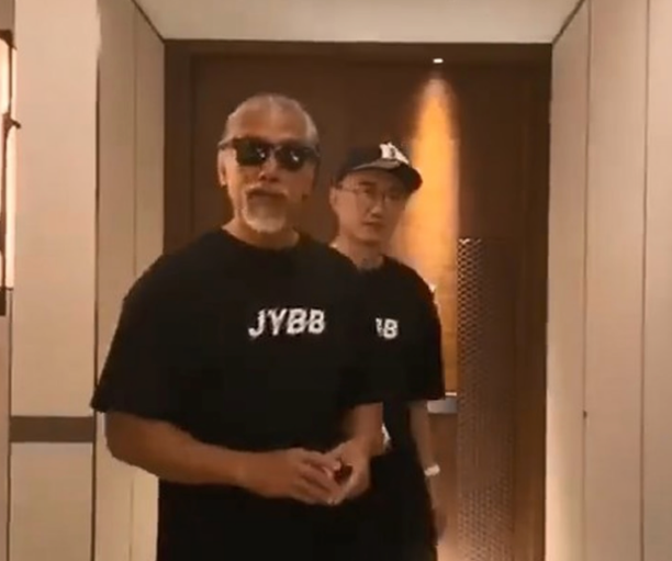 张耀扬|乌鸦张耀扬被曝将正式复出，与陈小春一起外出勘景，准备新电影