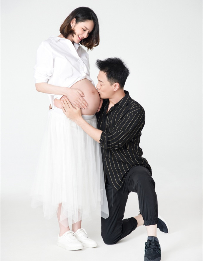 林峯|恭喜！40岁林峯升级当爸，张馨月晒大肚照，还曝光一家三口合影