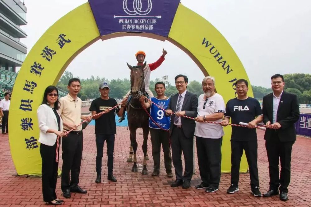 昆明凌骏马业马俊平赛驹"凌骏飓风"内蒙古赛马3150米夺冠!