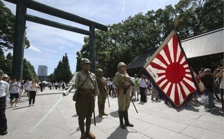 日本陆军规定,军旗在则编制在,军旗丢则编制裁.