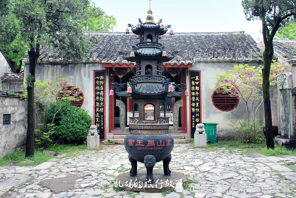 禹王宫前的一块石碑上刻着"有夏皇祖之庙",说明这里供奉的是夏王启的