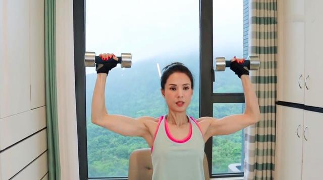 李若彤的《健身小课堂》开课了:女生更要练肌肉,瘦身又抗衰老