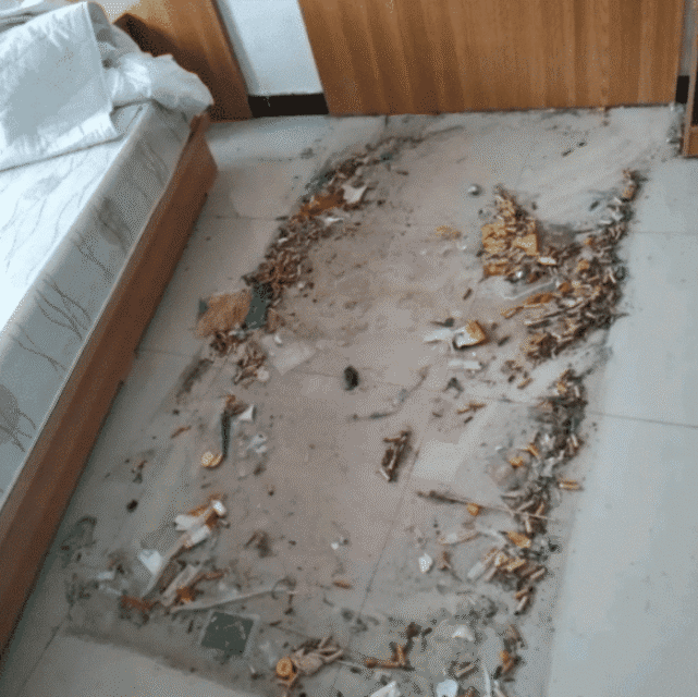 "前几天有一位网友入驻宾馆,不小心将自己的手机掉到了床底下,原本