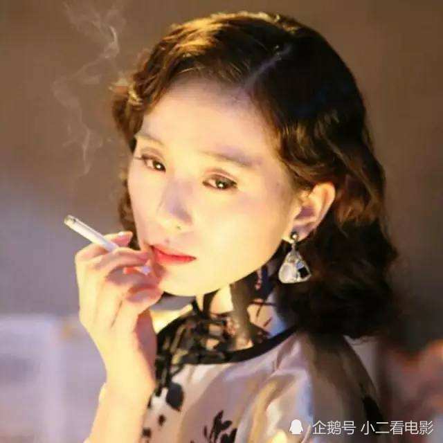 里有抽烟的戏份,片中的杨幂穿着白色西服,精致的妆容配上烈焰红唇