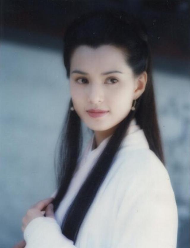 李若彤|李若彤54岁状态如少女，一袭长裙美艳动人，小龙女风姿不减当年！