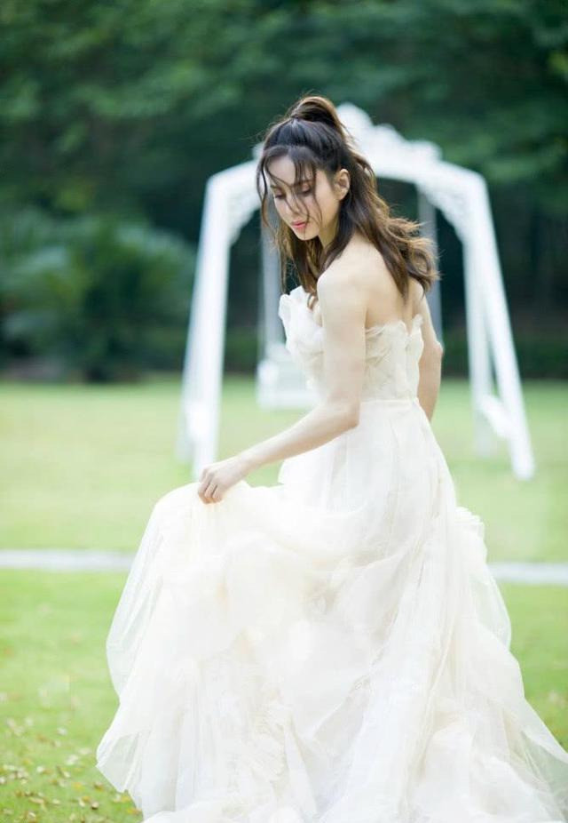 李若彤|李若彤54岁状态如少女，一袭长裙美艳动人，小龙女风姿不减当年！