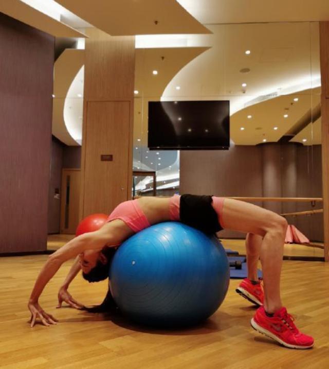 李若彤|李若彤54岁状态如少女，一袭长裙美艳动人，小龙女风姿不减当年！