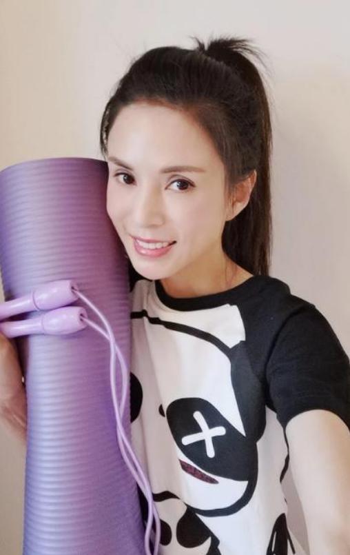 李若彤|李若彤54岁状态如少女，一袭长裙美艳动人，小龙女风姿不减当年！