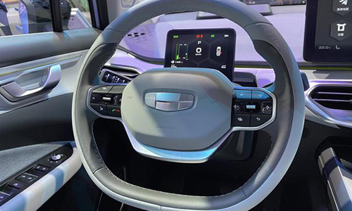 吉利星瑞|2020年北京车展：吉利星瑞实车现身，白色涂装很大气，配车载香薰