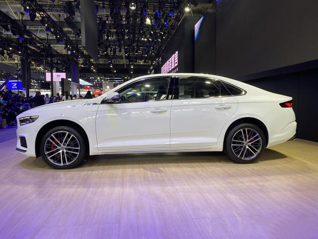 吉利星瑞|2020年北京车展：吉利星瑞实车现身，白色涂装很大气，配车载香薰