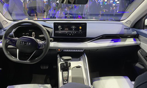 吉利星瑞|2020年北京车展：吉利星瑞实车现身，白色涂装很大气，配车载香薰