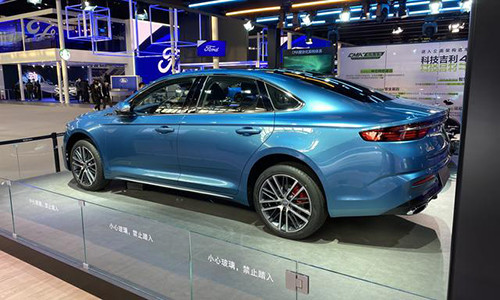 吉利星瑞|2020年北京车展：吉利星瑞实车现身，白色涂装很大气，配车载香薰