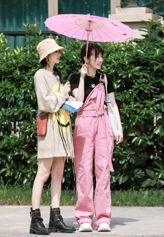 李浩菲晒赵丽颖镜头下的自己,照片状态超真实,自黑p图过分严重