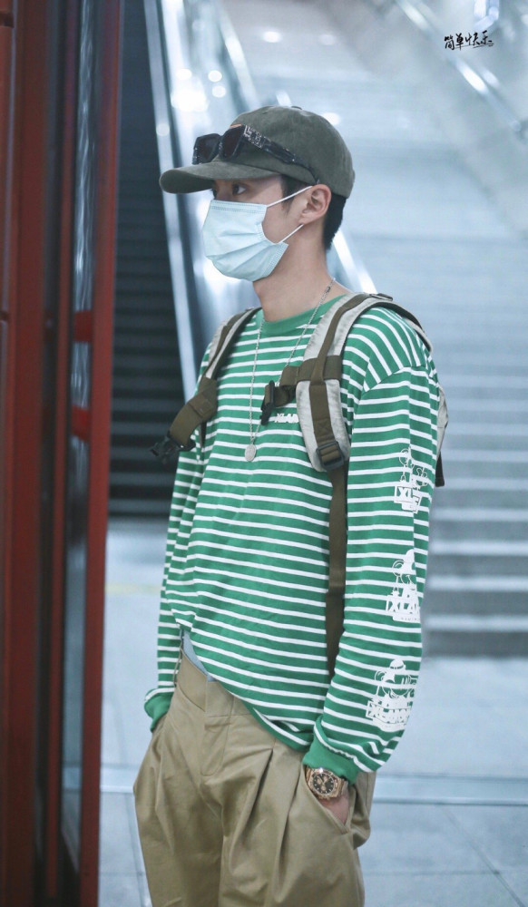 高铁私服 白绿条纹卫衣搭配王逢陈这条假两件裤子,时髦靓仔出街系列