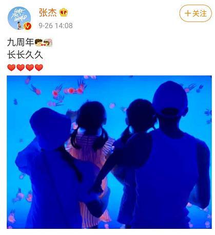 谢娜|谢娜张杰怀抱双胞胎合照！2岁女儿们身高优越，一家四口惹人羡