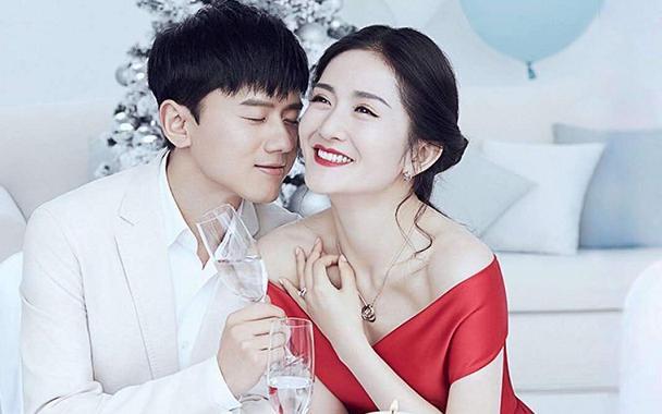 谢娜|谢娜张杰怀抱双胞胎合照！2岁女儿们身高优越，一家四口惹人羡