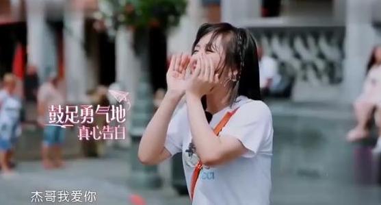 谢娜|谢娜张杰怀抱双胞胎合照！2岁女儿们身高优越，一家四口惹人羡