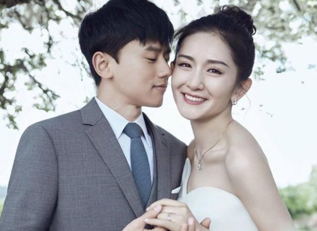 谢娜|谢娜张杰怀抱双胞胎合照！2岁女儿们身高优越，一家四口惹人羡