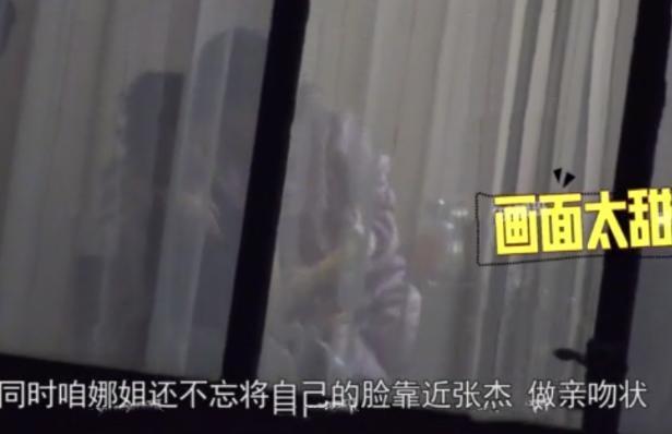 谢娜|谢娜张杰怀抱双胞胎合照！2岁女儿们身高优越，一家四口惹人羡