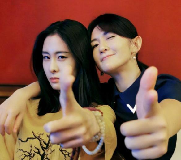 谢娜|谢娜张杰怀抱双胞胎合照！2岁女儿们身高优越，一家四口惹人羡