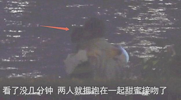 谢娜|谢娜张杰怀抱双胞胎合照！2岁女儿们身高优越，一家四口惹人羡