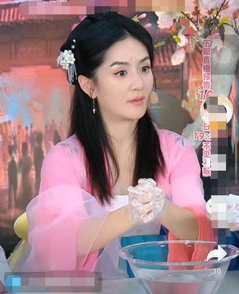 谢娜|谢娜张杰怀抱双胞胎合照！2岁女儿们身高优越，一家四口惹人羡