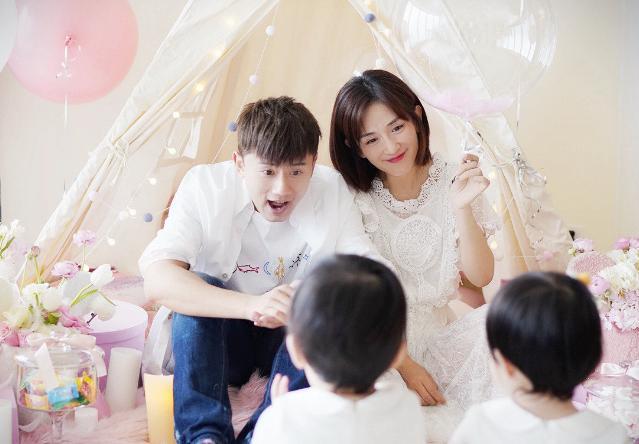 谢娜|谢娜张杰怀抱双胞胎合照！2岁女儿们身高优越，一家四口惹人羡