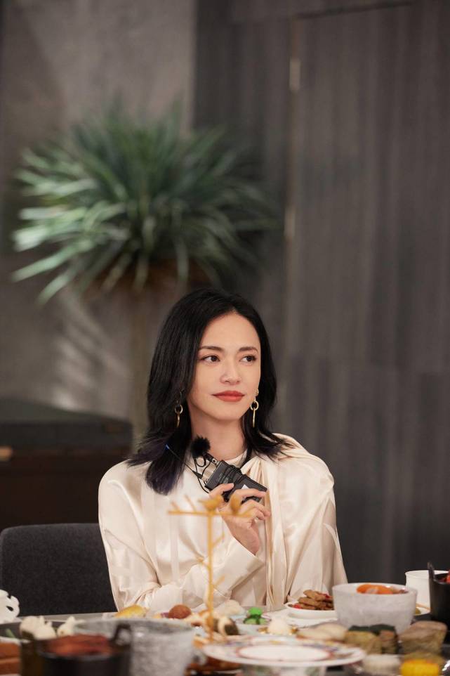 姚晨的女人味真足,缎面上衣搭不规则半身裙,优雅身姿尽显东方美