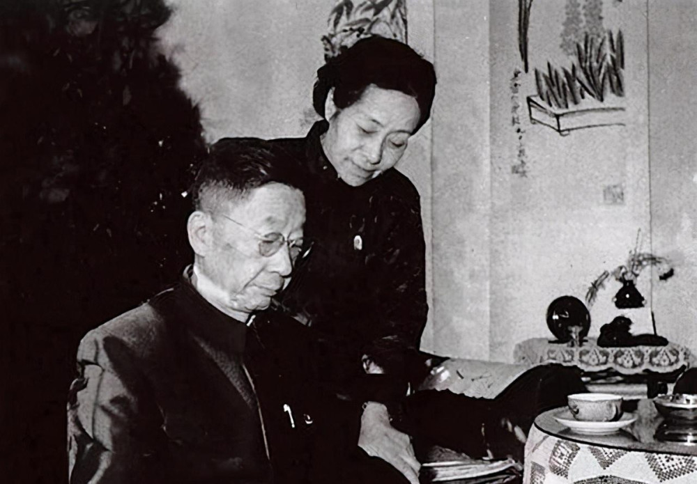 老舍|老舍跳湖前，在公园湖边坐了整整一天，是什么让他最终决定去死？