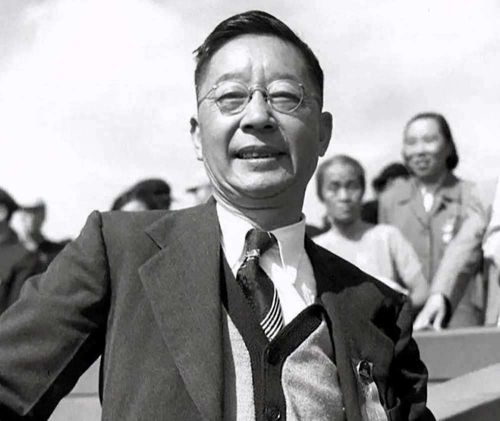 老舍|老舍跳湖前，在公园湖边坐了整整一天，是什么让他最终决定去死？