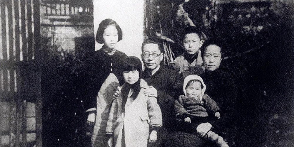 老舍|老舍跳湖前，在公园湖边坐了整整一天，是什么让他最终决定去死？