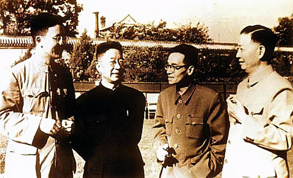 老舍|老舍跳湖前，在公园湖边坐了整整一天，是什么让他最终决定去死？