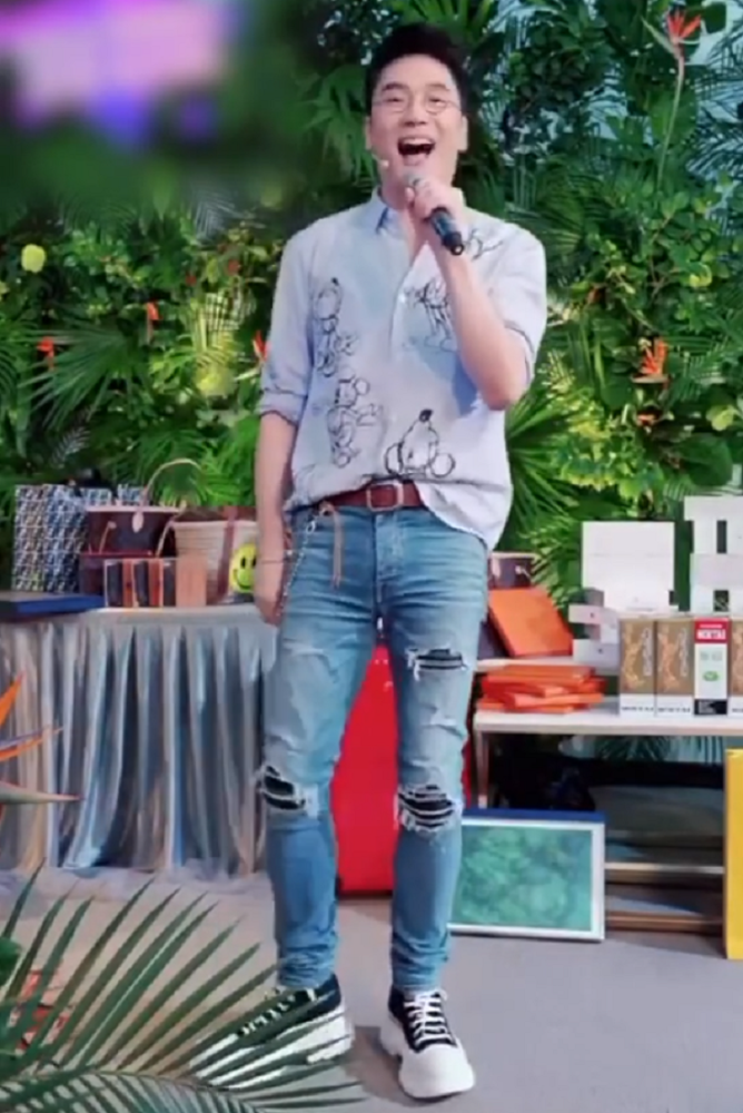 已经是50岁的林依轮,这状态看起来依旧非常好,而且身材看起来也保养得