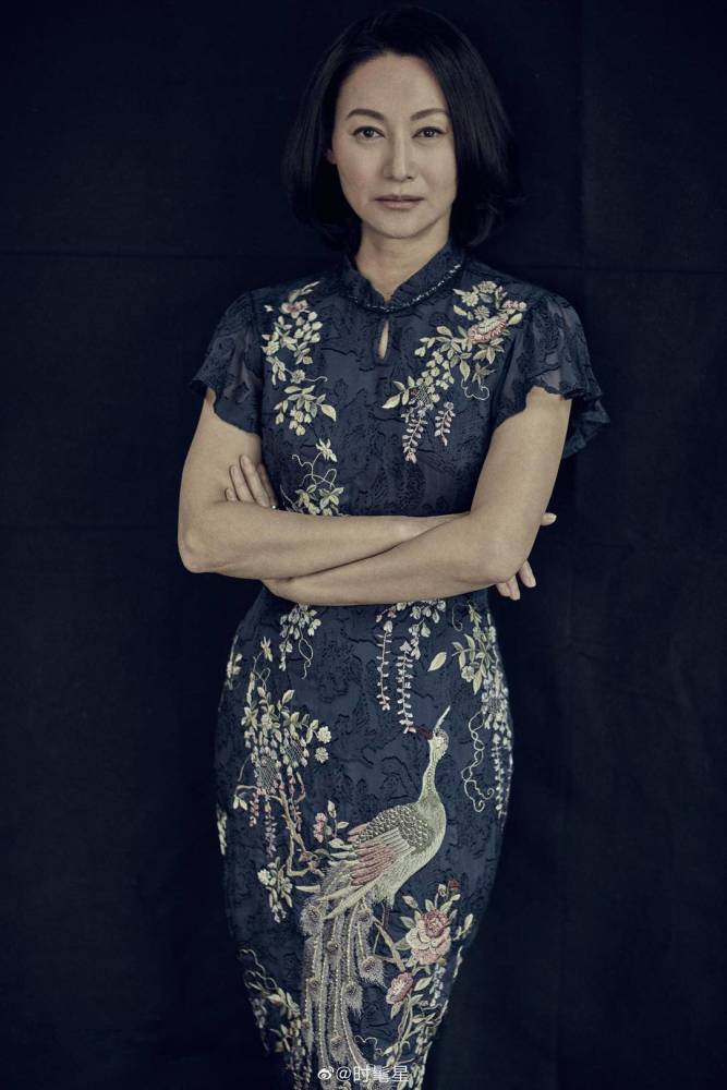 60岁惠英红魅力不减当年,丝绒绿西装干练优雅,红唇淡抹气质真美