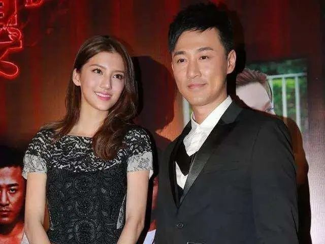 林峰|林峰晒一家三口碰拳照官宣当爸，与张馨月搞笑合影，用一生守护家人