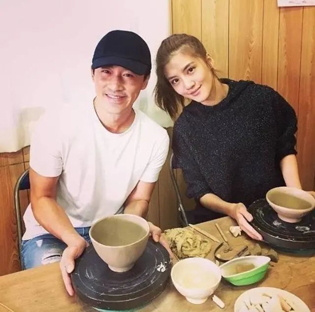 林峰|林峰晒一家三口碰拳照官宣当爸，与张馨月搞笑合影，用一生守护家人