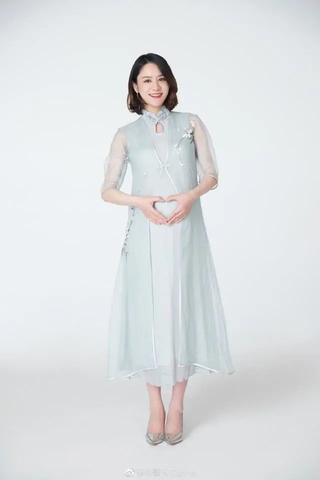 林峰|林峰晒一家三口碰拳照官宣当爸，与张馨月搞笑合影，用一生守护家人