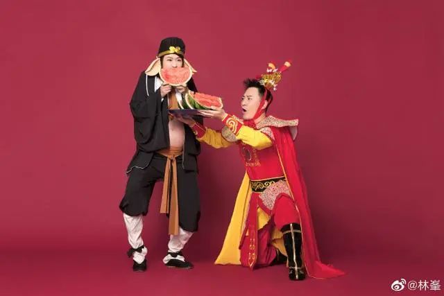 林峰|林峰晒一家三口碰拳照官宣当爸，与张馨月搞笑合影，用一生守护家人