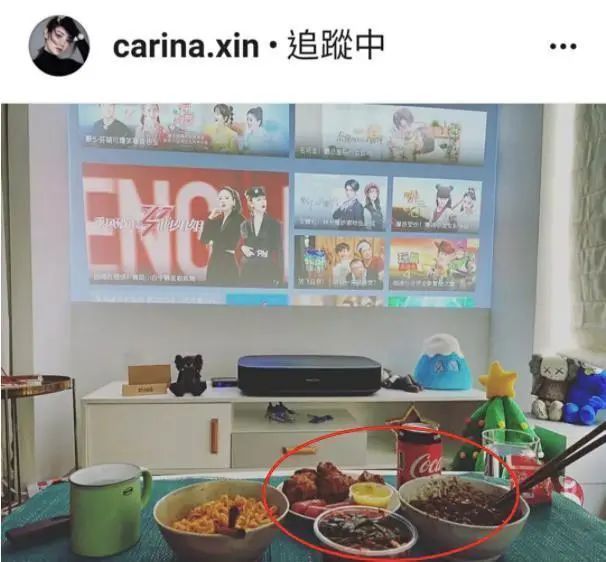 林峰|林峰晒一家三口碰拳照官宣当爸，与张馨月搞笑合影，用一生守护家人