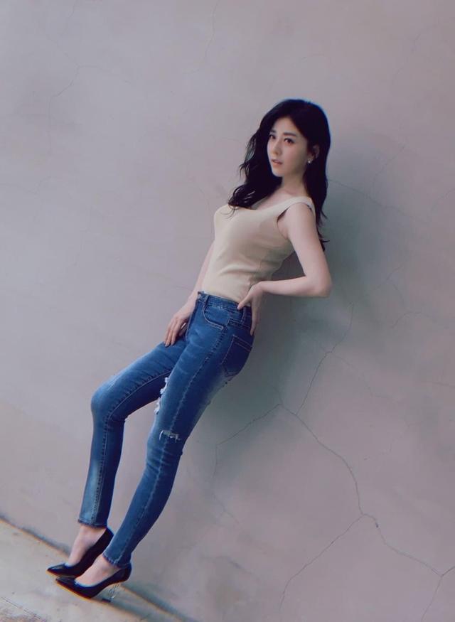 在剧中她的造型非常成熟美艳,依稀还能看到当年《意难忘》中黄雪莲的