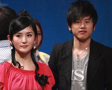 张杰|张杰谢娜庆祝结婚九周年，晒出全家福，两位小公主背影超可爱！