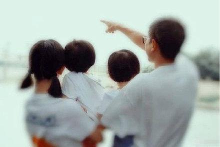 张杰|张杰谢娜庆祝结婚九周年，晒出全家福，两位小公主背影超可爱！