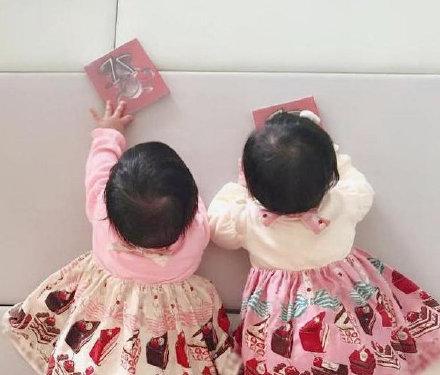 张杰|张杰谢娜庆祝结婚九周年，晒出全家福，两位小公主背影超可爱！