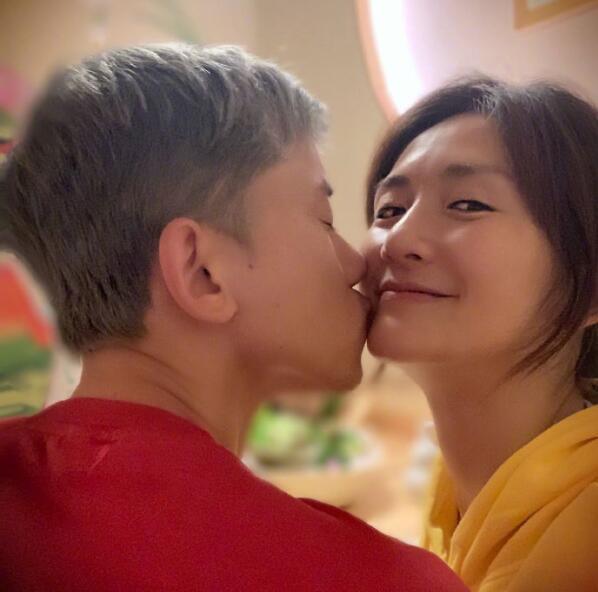 张杰|张杰谢娜庆祝结婚九周年，晒出全家福，两位小公主背影超可爱！