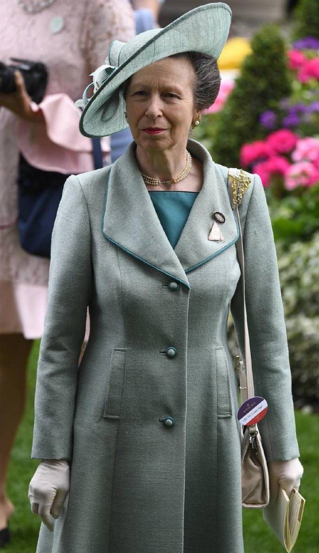 英国安妮公主70岁美得精致穿搭时髦靓丽不愧是王室时尚icon