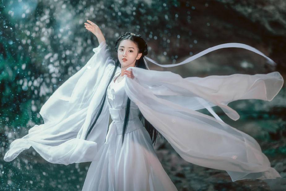 小戏骨白娘子长大了!14岁陶奕希肤白貌美,穿搭时髦大人都比不过