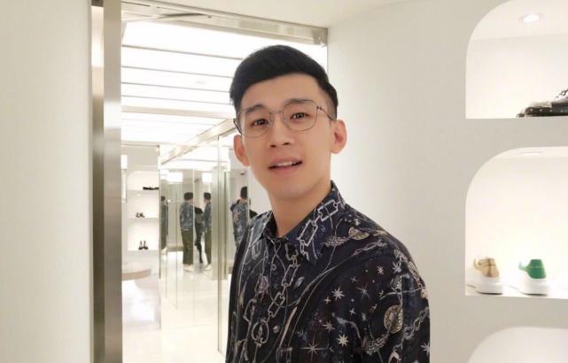 网红|前网红一哥李天佑的近况好凄惨，坐在家里看别人做直播
