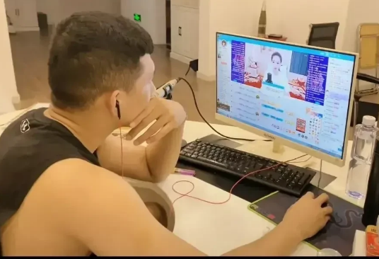 网红|前网红一哥李天佑的近况好凄惨，坐在家里看别人做直播