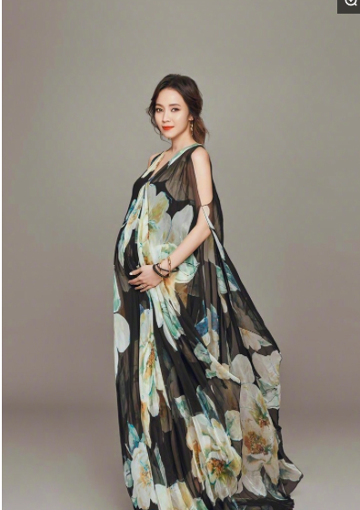 侯佩岑|侯佩岑大气从容，昔日拍怀孕写真踩高跟鞋也微笑，黄伯俊坐着不谦让